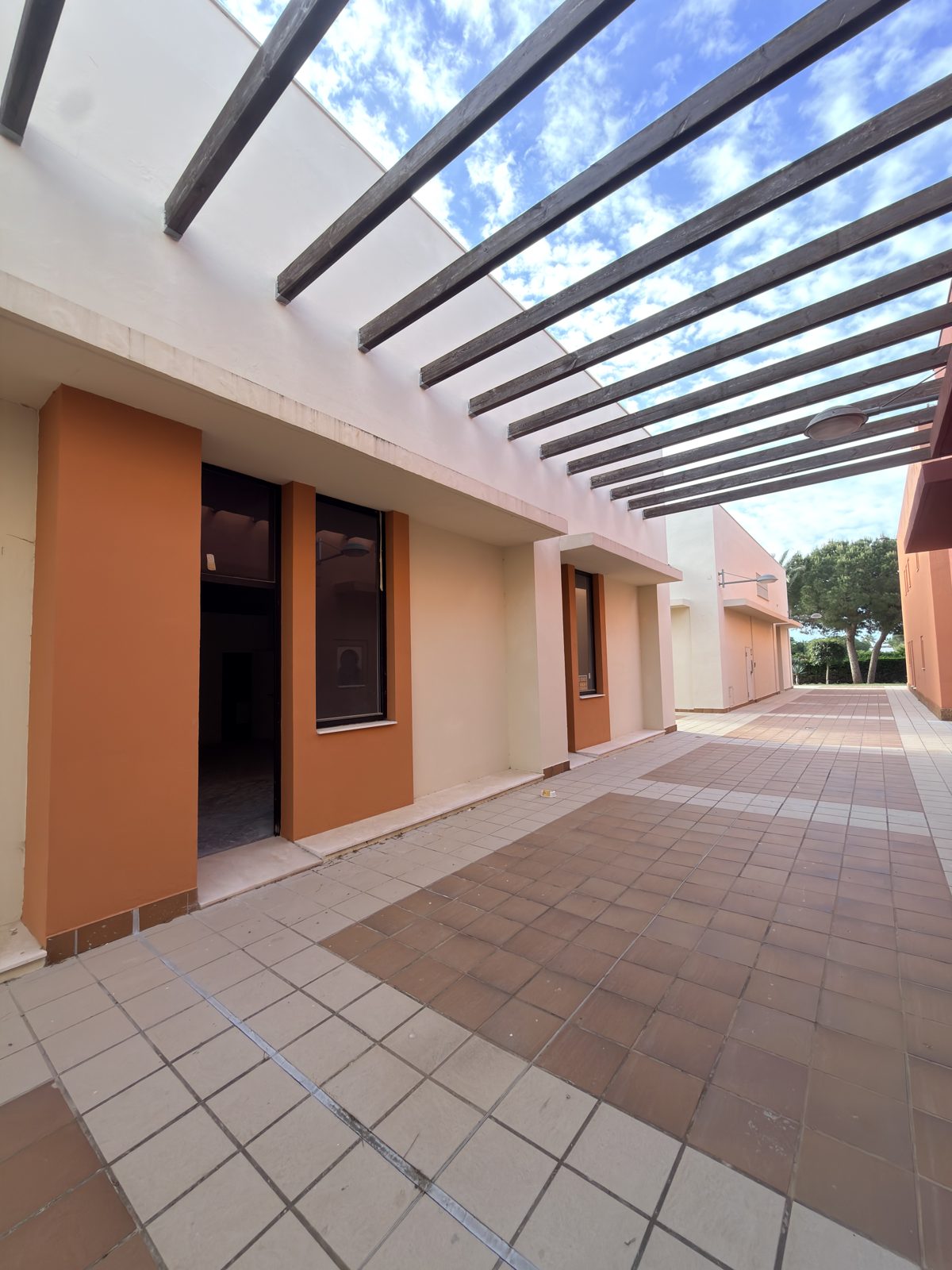 Galería porticada de acceso a los locales