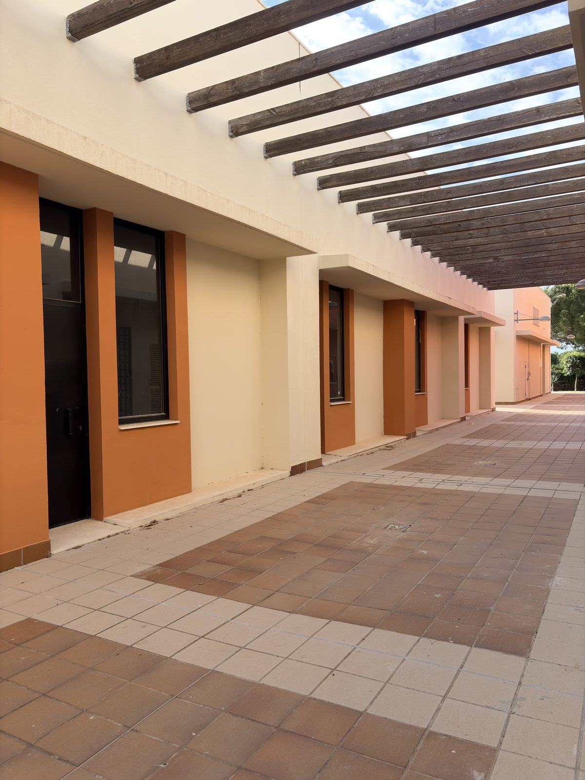 Paseo exterior frente a los locales comerciales