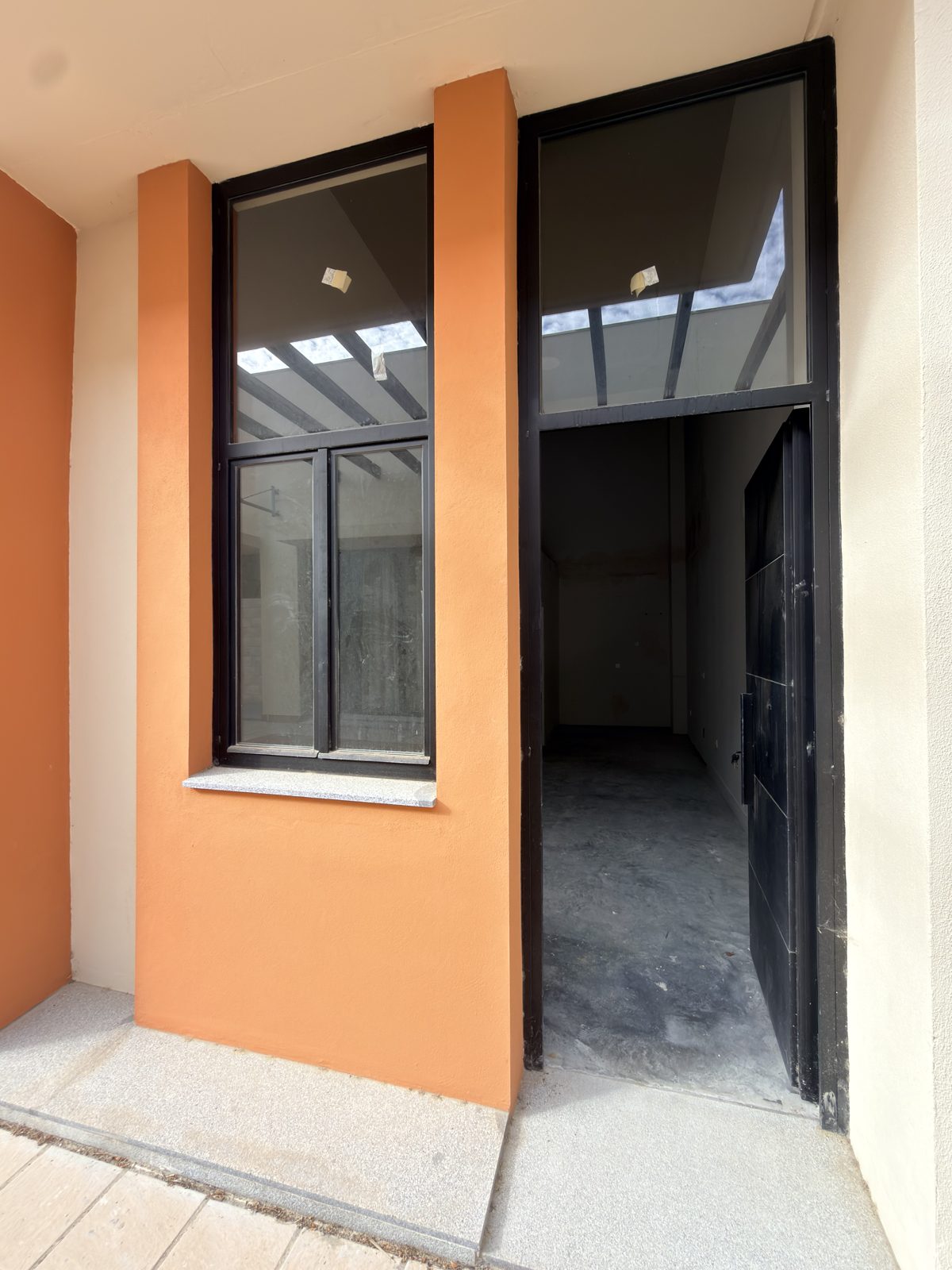 Puerta de acceso a local comercial